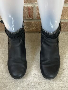 UGG Emalie Ankle Wedge Black Leather Booties with Suede Trim US8/EUR89
